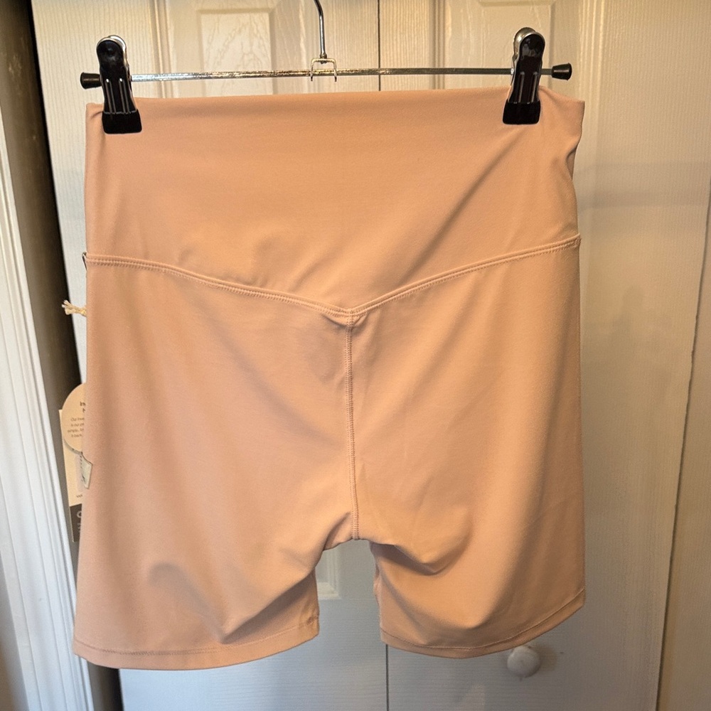 Vuori Women's Bike Shorts in Light Pink - Picture 4 of 9